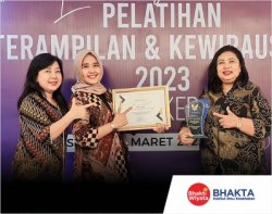 IIK Bhakta raih penghargaan Kepatuhan Ketenagakerjaan dari Dinas Koperasi, Usaha Mikro dan Tenaga Kerja Kota Kediri (2023)