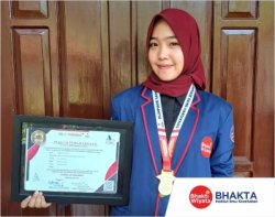 Mahasiswa S1 Kesehatan Masyarakat, Meike Nur Cahyani berhasil raih 