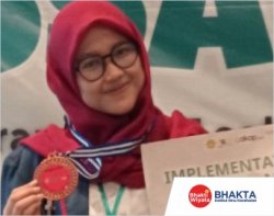 Berliana Putri Hardianti, mahasiswa S1 Kesehatan Masyarakat, meraih penghargaan Most Implementative Idea dalam ajang bergengsi SINEC di Yogyakarta (2025).
