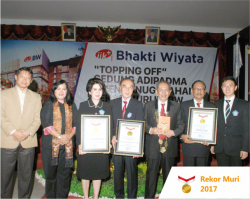 IIK Bhakti Wiyata Meraih Penghargaan dari Rekor MURI sebagai Institut Kesehatan Pertama di Indonesia tanggal 27 April 2017