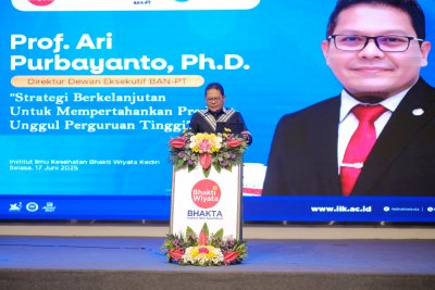 Penyerahan Sertifikat Akreditasi Unggul oleh BAN-PT: IIK Bhakta Masuk dalam 4% Perguruan Tinggi Terakreditasi Unggul di Indonesia